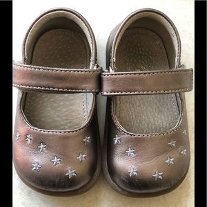 See kai run Harriett Pewter Shoe Size 4